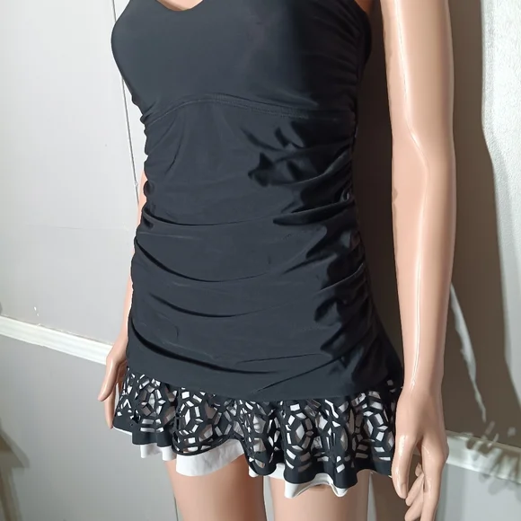 Size medium, swimsuit - Picture 5 of 9